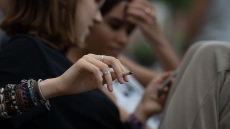 El tabaquismo aumenta entre los jóvenes españoles: más de la mitad, en contra de prohibir fumar en las terrazas