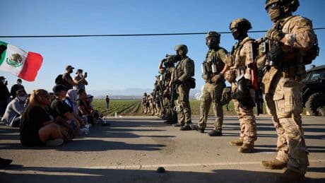 Caos en California por una redada contra migrantes en la que se usaron coches militares y Black Hawks