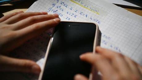 Smartphone in der Schule: Lehrer wünschen sich Rechtssicherheit in der Handy-Frage