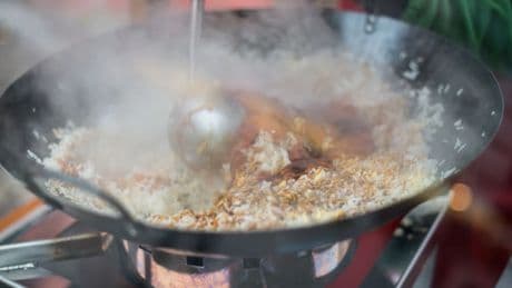 So gelingt das Anbraten: Warum mein Wok auf dem Balkon steht