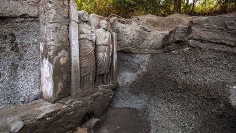 Hallazgo arqueológico en Pompeya: un grupo de científicos descubre unas esculturas de tamaño real en una tumba