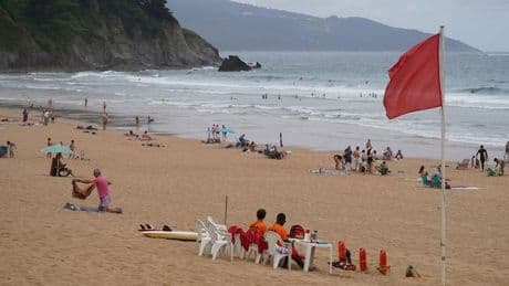Fallece la joven de 28 años que fue rescatada en la playa de Laga el lunes