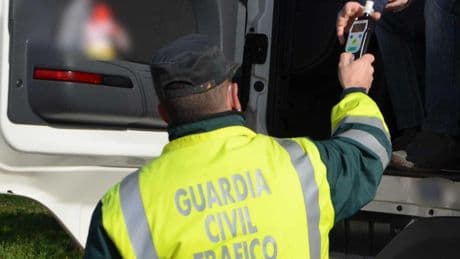 La DGT autorizará a las empresas a hacer controles de alcohol y drogas a los conductores profesionales