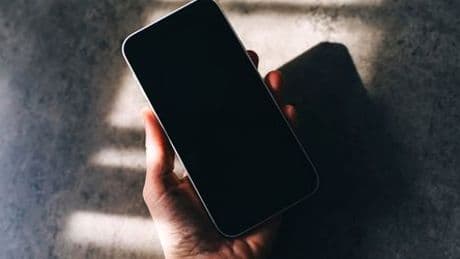 Stralsund: Zwei Opfer verlieren 500.000 Euro bei WhatsApp-Anlagebetrug