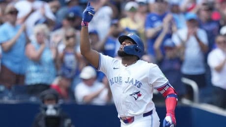 Blue Jays sweep Giants with 8-6 victory