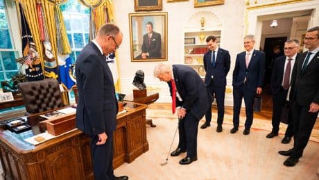 "Das ist wunderschön": Trump begeistert von Merz' goldenem Gastgeschenk