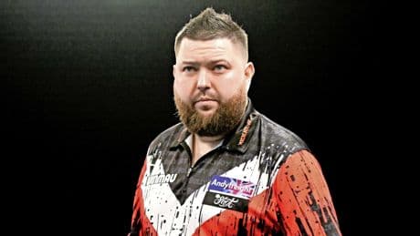 Oud-wereldkampioen darts Michael Smith vreest zware operatie: ’Werd bang toen ik het googelde’