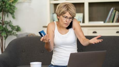 Oudere vrouw voor halve ton opgelicht, Bunq bank moet groot deel schade vergoeden