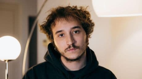 Pau Clavero, documentalista: “Un chamán en Bolivia me leyó la mano y me confesó que estaba maldecido por una mujer y que tenía envidia encima; para curarme debía hacer una misa blanca”