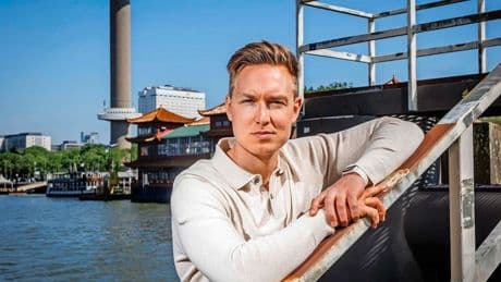 Waarom krijgen 65+’ers eigenlijk overal korting? Econoom Jona van Loenen (30) ontrafelt ’prijsgeheimen’