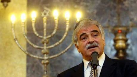 "Pd pieno di antisemiti". E i dem perdono la testa