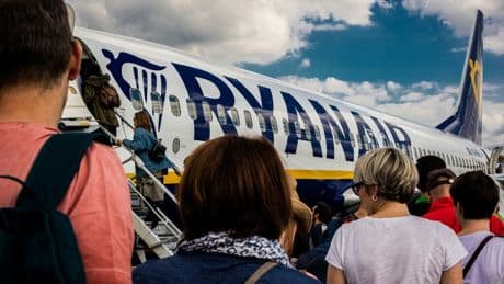 Ryanair sigue vendiendo vuelos a precio de autobús y aún así gana mucho dinero. Su negocio empieza después del check-in