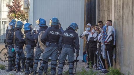 I giudici paladini della libertà: dei migranti, non degli italiani