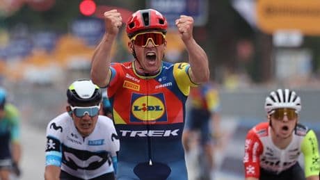 El danés Pedersen primer líder del Giro, Landa sufre una dura cáida