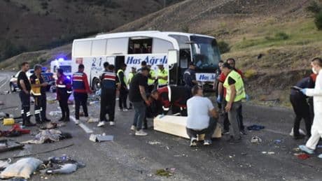 Yolcu otobüsü devrildi: 3 ölü, 24 yaralı