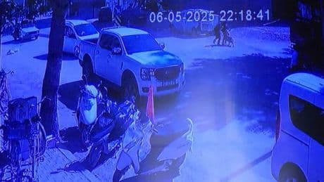 Adıyaman'da korku dolu anlar: Evden kaçan köpek, sokakta yürüyen kızlara saldırdı