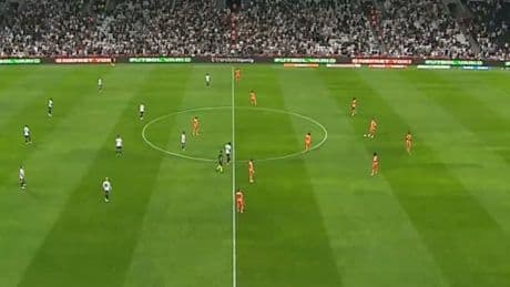 Beşiktaş- Başakşehir maçında dikkat çeken protesto! Oyuncular hareketsiz kaldı