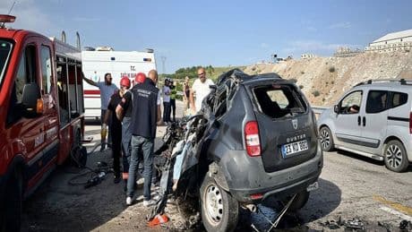 Kontrolden çıkan tır ile otomobil çarpıştı: Ölü ve yaralılar var