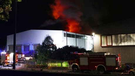Großbrand bei Köln: Qualm droht Flugverkehr in Köln/Bonn zu behindern