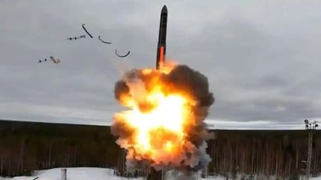 Rusia actualiza su misil hipersónico Oreshnik: ahora alcanza hasta 12.000 km/h y transporta ojivas nucleares