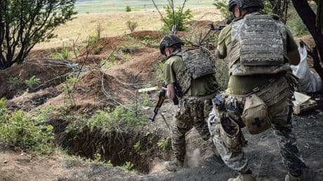 Guerre en Ukraine : sur le front, la lassitude des soldats et l’exode des civils face aux bombardements de drones russes