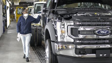 Un jubilado y sus hijos han robado millones de dólares a Ford en material de oficina. Efectivamente, luces, capós y parachoques