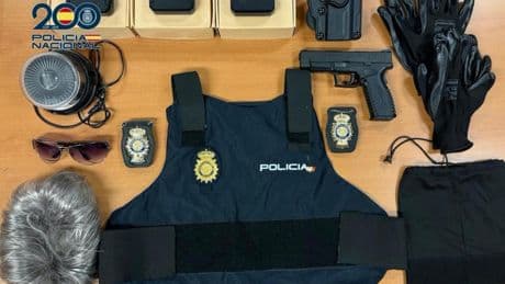 Detenido por hacerse pasar por policía para robar coches: les decía a sus víctimas que estaba buscando a un delincuente
