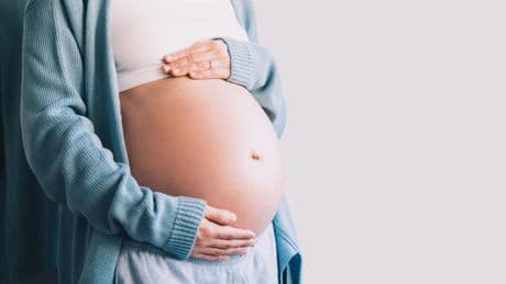 Nunca antes dieron a luz tantas madres mayores de 50 años ni tan pocas menores de 19