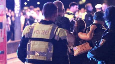Vier Schwerverletzte durch Feuerwerkskörper – Rheinkirmes vorzeitig beendet