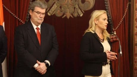 Choque entre Aburto y la concejala del PP, Esther Martínez, por los manteros: «No mienta, sabe que cada día hay operativos policiales»