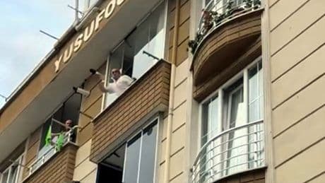 Esenyurt'ta akılalmaz olay: Balkondan çocuklara soğan attı