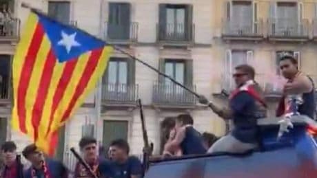 Íñigo Martínez ondea una gran estelada durante la rúa del Barça por el campeonato de liga