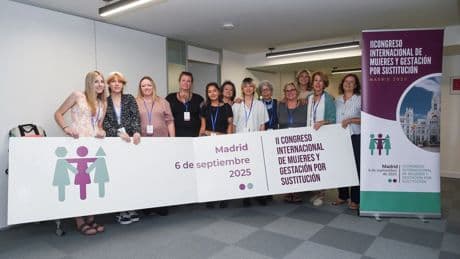 Familias de bebés nacidos por gestación subrogada reclaman una "legislación urgente" en un congreso en Madrid