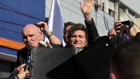 "Ils ont attaqué à coups de pierres le cortège": Javier Milei ciblé par des projectiles lors d'un déplacement près de Buenos Aires