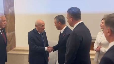 CHP Genel Başkanı Özel ile MHP Genel Başkanı kuliste selamlaştı
