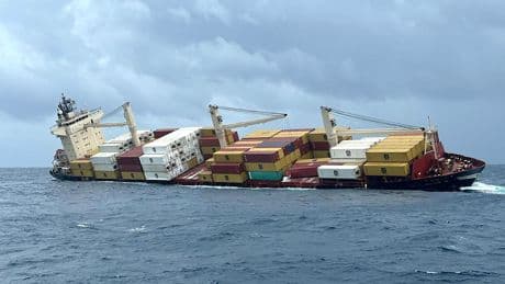 Gefährliche Chemikalien geladen - Hier rutschen 640 Container ins Meer vor Indien