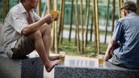 Un hombre ebrio camina descalzo y aprende (por las malas) el peligro del cambio climático