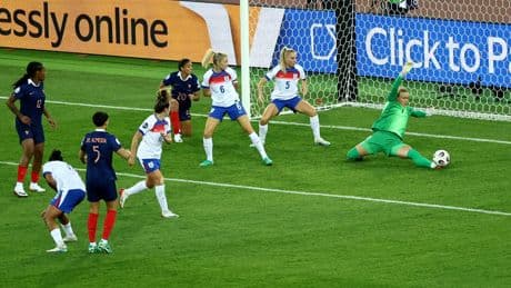 Hannah Hampton, la portera de Inglaterra con problemas de visión que empezó como delantera en el Villarreal