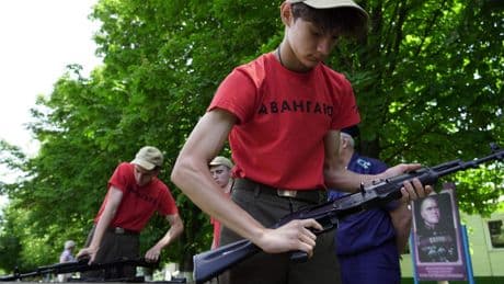 Russische kinderen massaal naar militair zomerkamp: ’Spannend en leerzaam, we leren omgaan met explosieven’