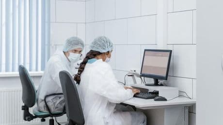 Cacher des prompts positifs dans leurs publications: l'idée de scientifiques pour tromper l'IA qui les relit