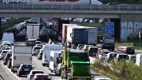 Verkehr: Volle Straßen zum Start ins Himmelfahrts-Wochenende