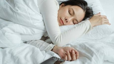 La mejor bebida con melatonina para dormir como un bebé toda la noche