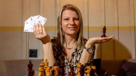 Contra los tabúes: Olga Alexandrova, la gran maestra del ajedrez defiende el póker