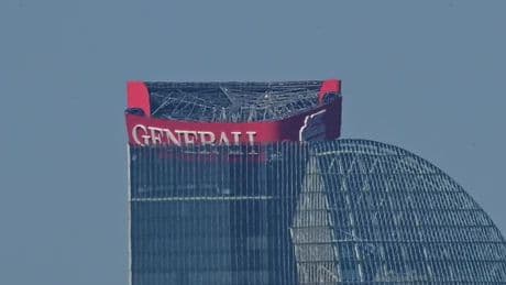 Installé au sommet d'une tour de 170 mètres, le panneau Generali s'effondre partiellement des bureaux milanais de l'assureur italien