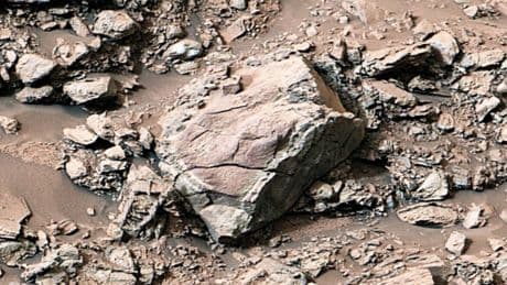 La NASA rompe por accidente una roca en Marte y encuentra algo que "no debería estar ahí"