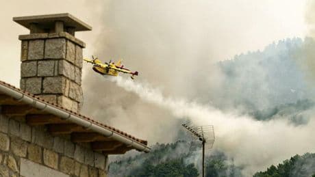 Incendi in Spagna, roghi fuori controllo: 200 persone evacuate