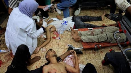 Al menos 20 gazatíes muertos y decenas de heridos al volcar un camión con ayuda humanitaria en la Franja de Gaza