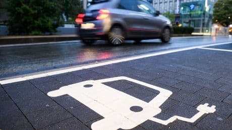 Weiterer Nachlass erwartet: Mehr Rabatt auf E-Autos - auch wegen CO2-Zielen