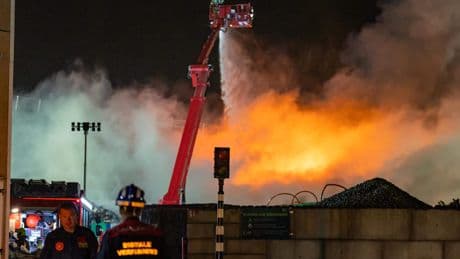 Brand bij loods in Schiedam onder controle