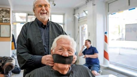Bundesliga-legende Kees Bregman (78) is nu dé kapper van Bos en Lommer